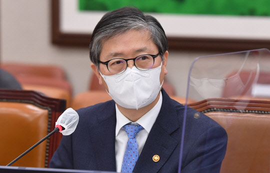 변창흠 국토교통부 장관이 3일 국회에서 열린 국토교통위원회 전체회의에서 질의에 답변하고 있다.     연합뉴스
